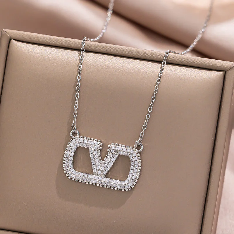 8867 V necklace in steel color