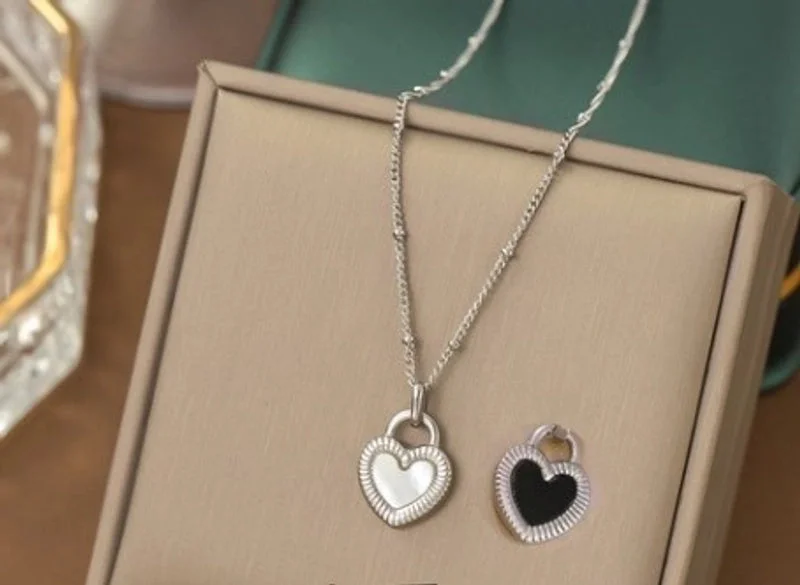 Yc [H192] Black and White Shell Heart Necklace [Steel Color]]