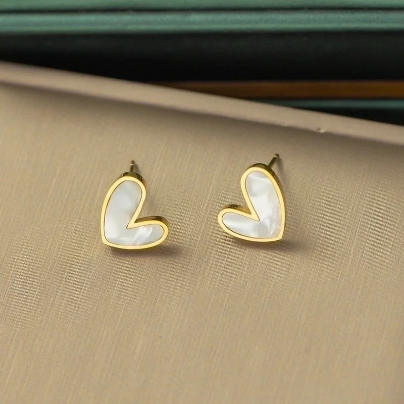 Yc [G197] White Shell Heart-Shaped Ear Studs [Gold]