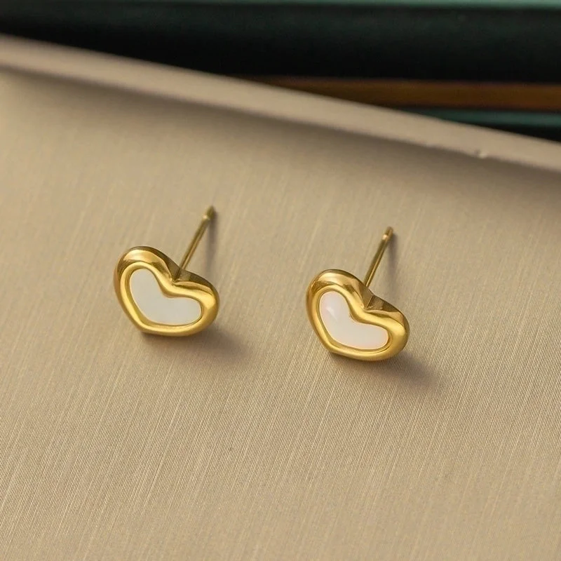 Yc [G217] White Shell Love Ear Studs [Gold]