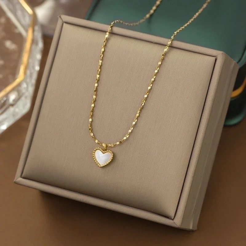 Yc [H210] White Shell Heart-Shaped Necklace [Gold]